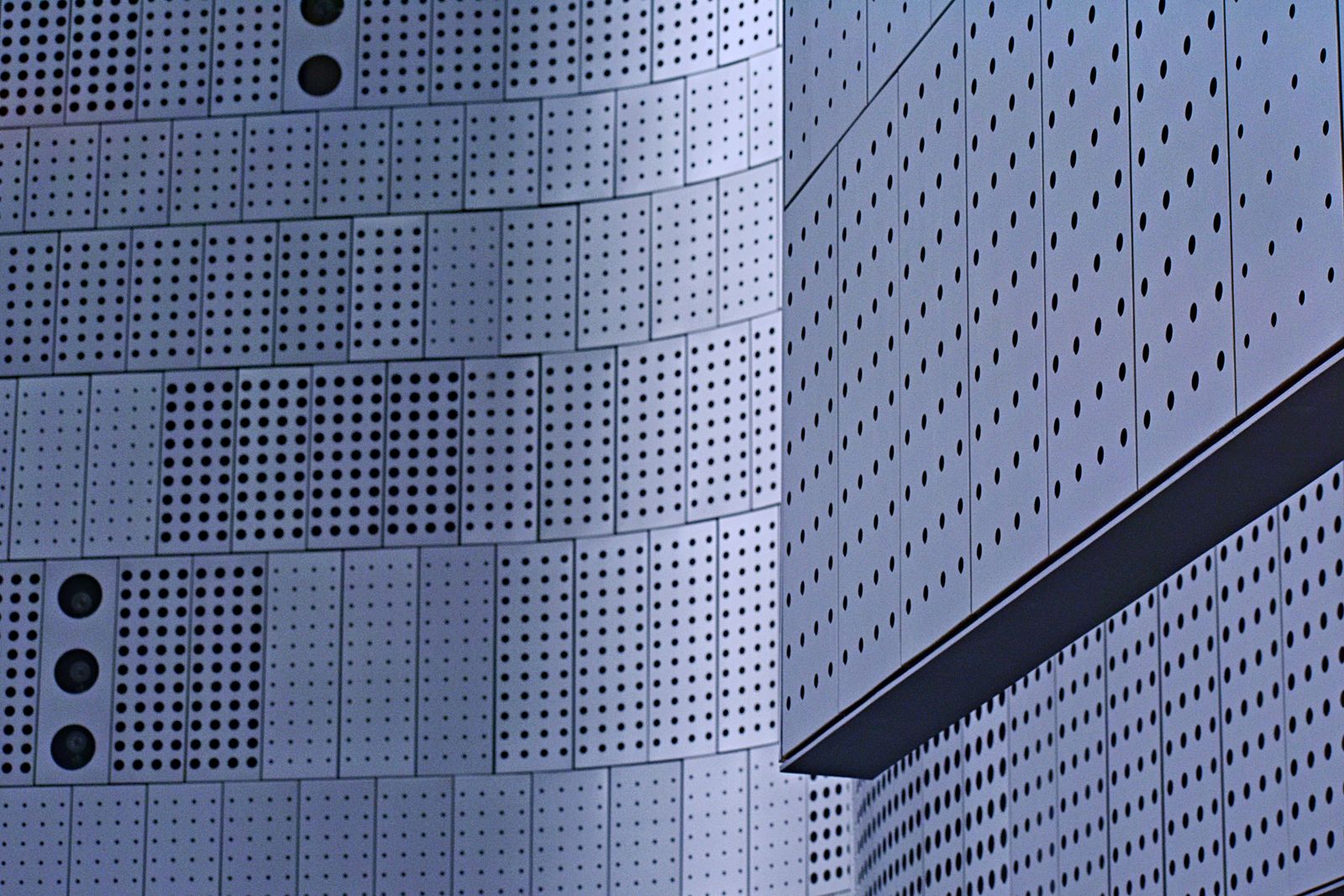 Expanded Metal vs. Perforated Metal: Which One Do You Need?